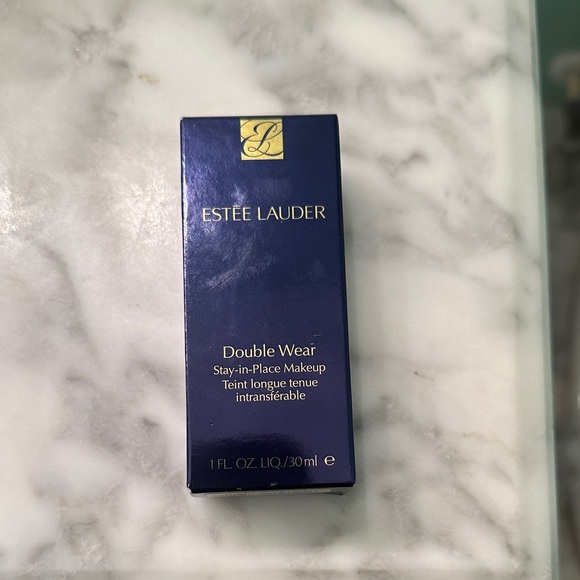 Estee Lauder Double Wear Foundation - Picture 7 of 8